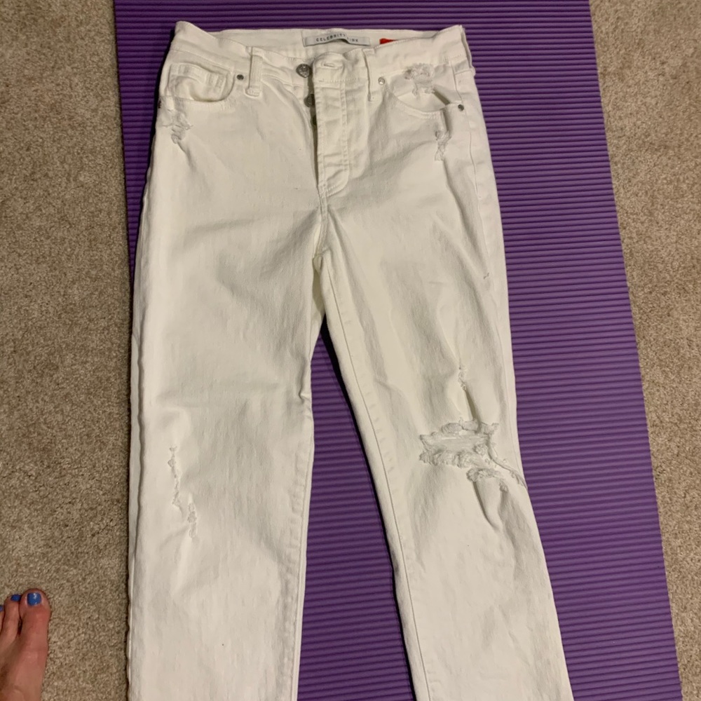 White distressed jeans size 27 new never worn💙